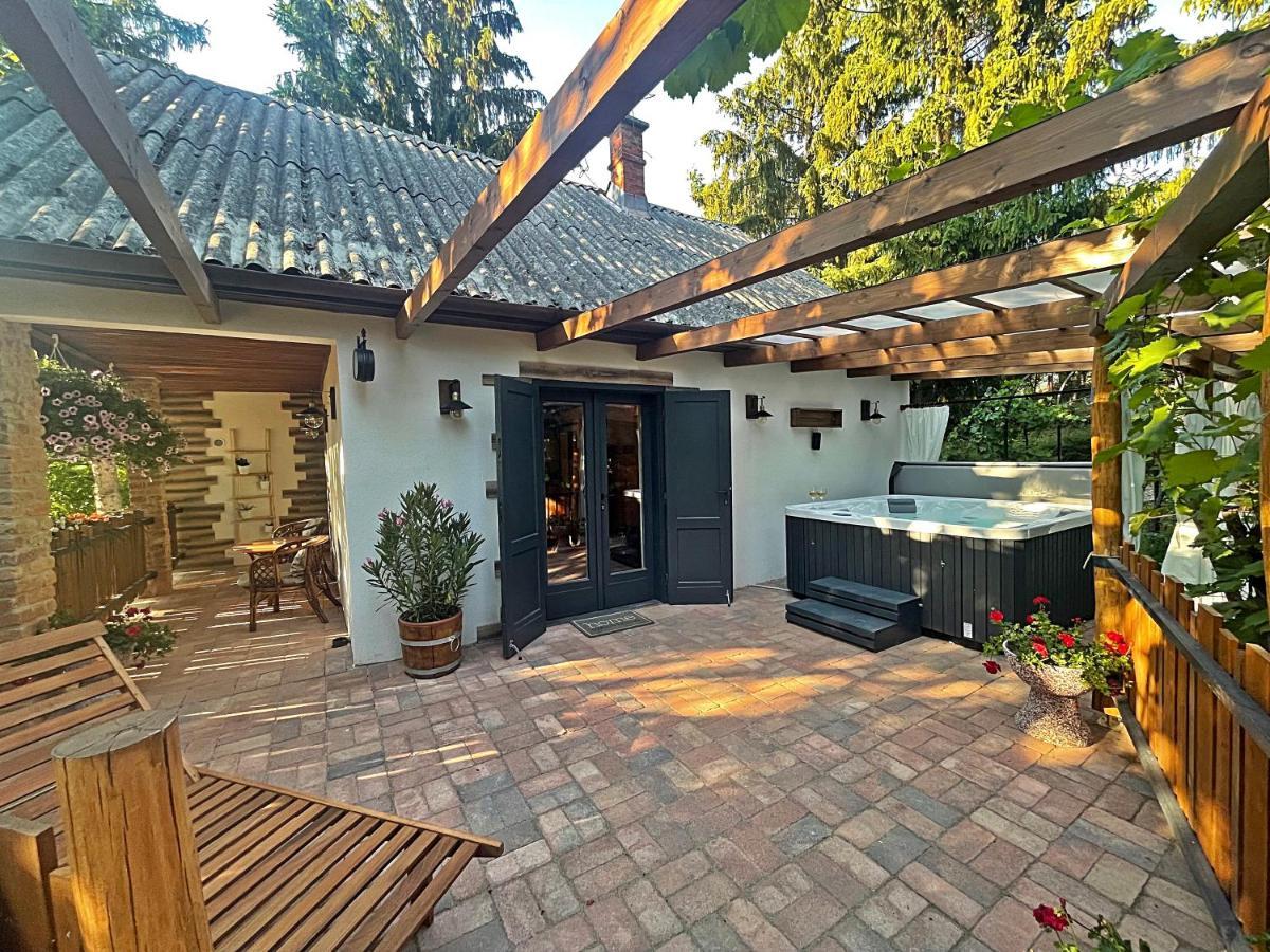 Cityside Cottage Eger Bagian luar foto