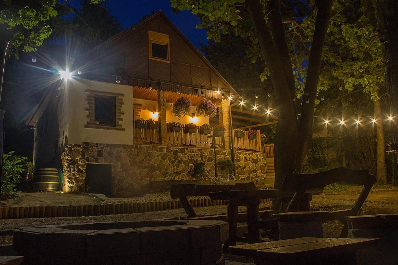 Cityside Cottage Eger Bagian luar foto