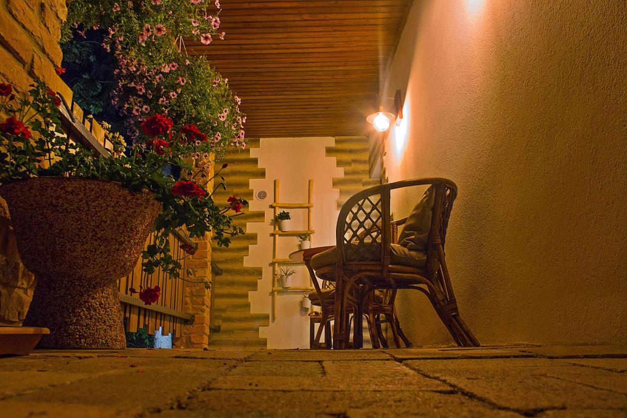 Cityside Cottage Eger Bagian luar foto