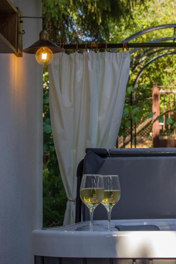 Cityside Cottage Eger Bagian luar foto