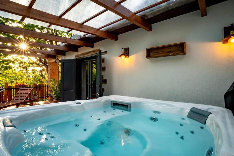 Cityside Cottage Eger Bagian luar foto